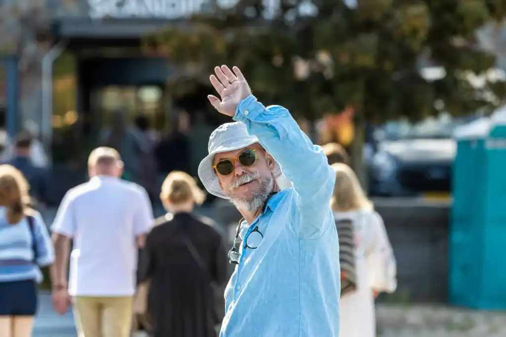 Homme souriant saluant dans la rue en plein air Témoignage Roger Hypnomagnet