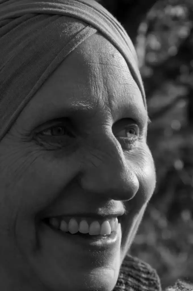 Homme souriant avec un bandeau, bien-être naturel Témoignage Jeanine Hypnomagnet